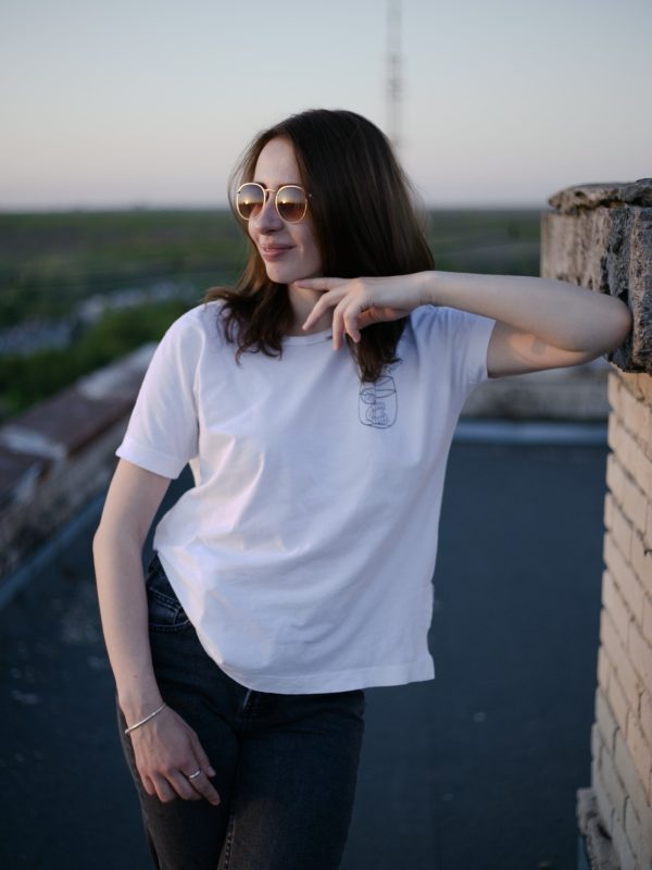 portrait-of-a-young-woman-on-the-roof-of-the-building.jpg