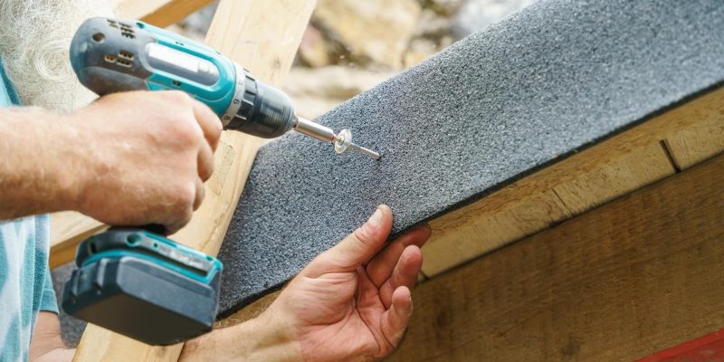 screw-on-the-roofing-felt-1.jpg